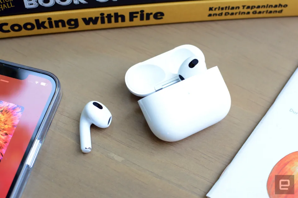 AirPods 預(yù)計在2026年加入紅外線相機，強化空間音訊和手勢互動