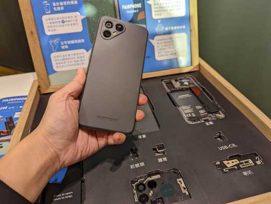 Fairphone 4機背搭載雙鏡頭主相機，部援光學防手震；并具備一顆用于動態(tài)追焦的TOF雷射對焦感應(yīng)器。機身提供太空灰與綠色兩種顏色選擇。