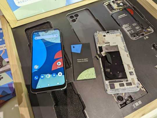 Fairphone 4 採用6.3吋的水滴劉海全屏幕，覆蓋康寧第五代大猩猩玻璃。