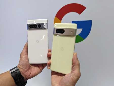 Google 2022年度新旗艦 Pixel 7 雙機(jī)齊發(fā)。圖左為三鏡頭的高階旗艦Pixel 7 Pro，售價(jià)26,990元起；圖右為雙鏡頭的Pixel 7，售價(jià)18,990元。