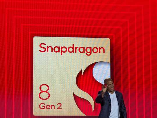 高通發(fā)表新一代Snapdragon 8 Gen 2 旗艦處理器，大秀自家AI黑科技，部援光線追蹤技術(shù)，強(qiáng)化拍照與游戲等影音技術(shù)。圖為高通資深副總裁暨行動(dòng)終端裝置事業(yè)部門總經(jīng)理 Chris Patrick。