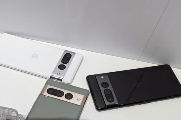 6.7吋Pixel7Pro，有黑、白與霧灰三色。跟前代不一樣的是，相機外框改換上亮面鋁合金材質(zhì)。