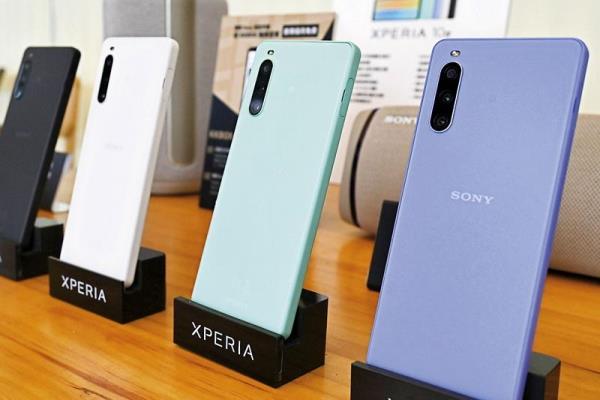 SonyMobile去年六月在臺上市的中階Xperia10IV，推出4種顏色，分別為羽黑（左起）、羽白、羽綠、羽紫。