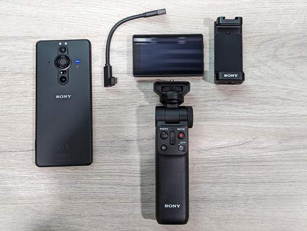 VLOG套組的完整配件，包含螢?zāi)慌c底座、USB-C連接線、手把。