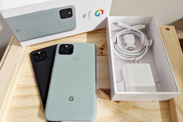 Google首款超輕薄5G手機Pixel5。盒裝內(nèi)包括有：Pixel5手機、18WUSB-C電源變壓器、充電線、快速轉(zhuǎn)接頭與退卡針。