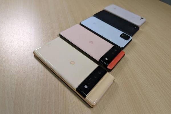 歷代Pixel機型由右至左依序為：Pixel6Pro、Pixel6、Pixel5、Pixel4與Pixel3。