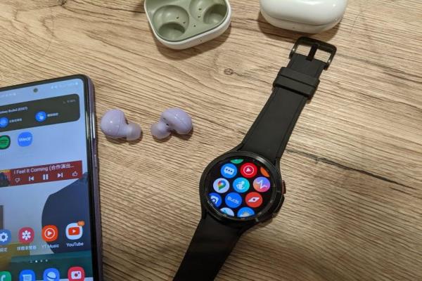 使用GalaxyWatch4手表，也可操控Buds2耳機，查看電量狀態(tài)。