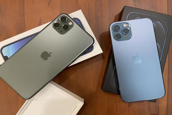 左為iPhone11ProMax夜幕綠色，又為iPhone12Pro太平洋藍(lán)色