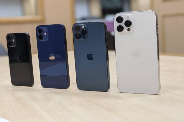 蘋(píng)果2020年10月發(fā)布四款支援5G的iPhone12系列，由左至右依序?yàn)?2mini、12、12Pro與12ProMaX。