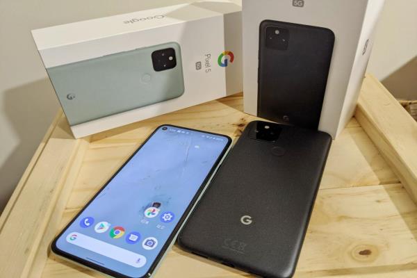 Google首款超輕薄5G手機Pixel5，提供黑色與限量新色灰綠色。