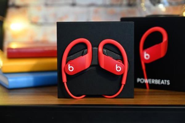 蘋果新款無線耳機(jī)Powerbeats4。