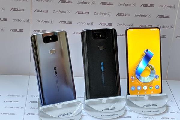 華碩首款翻轉(zhuǎn)式雙鏡頭ZenFone6旗艦手機(jī)，于6月在臺(tái)上市，共推出亮面質(zhì)感的銀藍(lán)色與黑色，兩種顏色選擇。