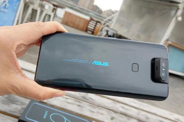 華碩首款翻轉(zhuǎn)式雙鏡頭ZenFone6旗艦手機(jī)。