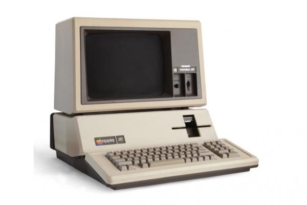 AppleIII，1,980年上市。