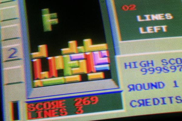 《俄羅斯方塊》的英文名為《Tetris》，跟俄羅斯沒有關(guān)係。