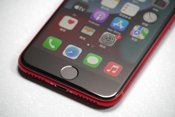 圖為最新一代iPhoneSE，依舊保留了Home鍵TouchID的設(shè)計(jì)。