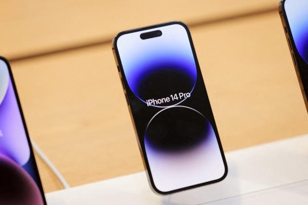 一名網(wǎng)友在三星手機(jī)壞掉后，決定買iPhone14Pro使用，沒想到一試成主顧。