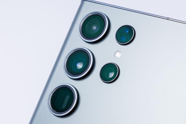 SamsungGalaxyS23系列具備流線鏡頭外框，整體視覺更俐落大方。圖為SamsungGalaxyS23Ultra。