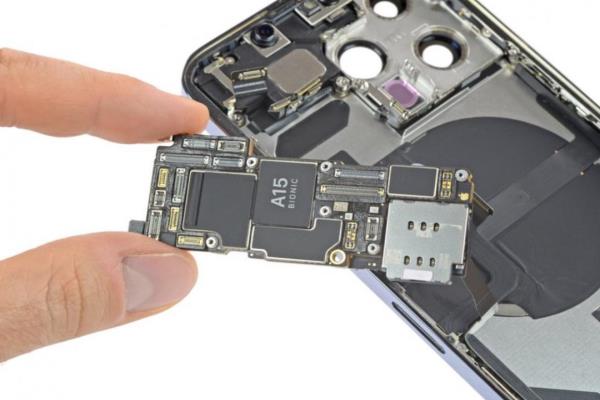 iPhone 13 Pro 維修難度比前代高！iFixit 實機拆解揭2大關鍵原因