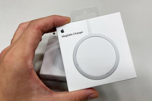 實測蘋果 Magsafe 無線充電器！搭配 iPhone 12 小心有“烙印”