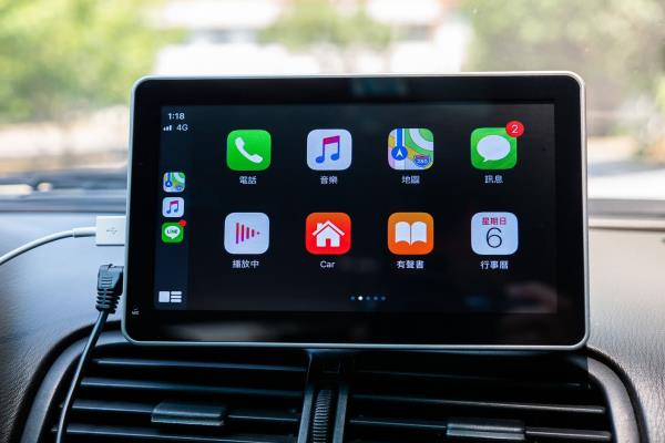 Apple CarPlay 免換車、免改裝，接上這臺(tái)主機(jī)就能享有