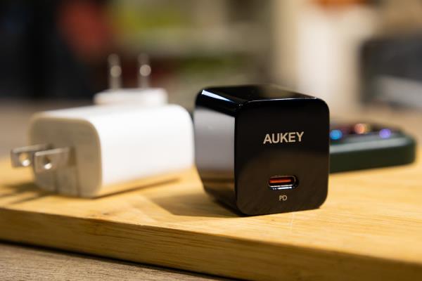 AUKEY Minima 30W PD快充頭開箱實測，巧小、便宜、雙快充設計